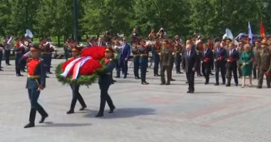بوتين يضع الزهور على قبر الجندى المجهول بالذكرى الـ78 لبداية الحرب.. فيديو