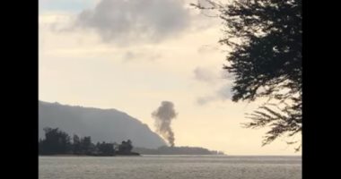 شاهد.. لحظة تصاعد الأدخنة من طائرة أمريكية بعد تحطمها فوق هاواى