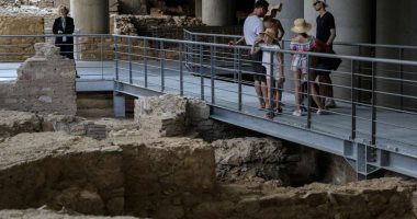 على أطلال أثينا القديمة.. متحف يونانى يسمح بالتجول بين أحياء أثرية اكتشفت أسفله