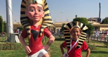 طفل يشارك بصورته بتشيرت المنتخب والتاج الفرعونى: "يارب مصر تكسب البطولة"