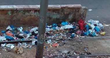 تراكم القمامة بجوار مزلقان محطة ترام السيوف بالإسكندرية
