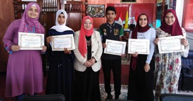 وكيل تعليم شمال سيناء تكرم 11 طالب وطالبة من أوائل الإعدادية بالمحافظة