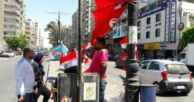 انتشار بائعى أعلام تونس فى شوارع السويس قبل مواجهة أنجولا.. صور