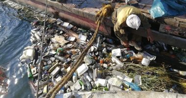صور.. حملة لتنظيف نهر النيل من القمامة والمخلفات لخدمة السائحين بالأقصر