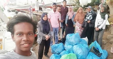 صور.. "شباب بيحب بلده"..  شباب ينظمون مبادرة للتخلص من البلاستيك بأسوان
