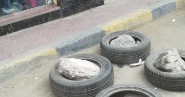 الشارع لمين.. أحجار وكاوتش فى الطريق لحجز أماكن انتظار سيارات فى شبين الكوم