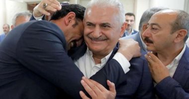 صورة.. نوبات بكاء بين أعضاء "العدالة والتنمية" عقب نتائج انتخابات إسطنبول