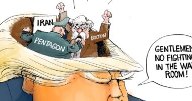 فى كاريكاتير ذا ويك.. ترامب المشتت بين بولتون والبنتاجون بشأن إيران