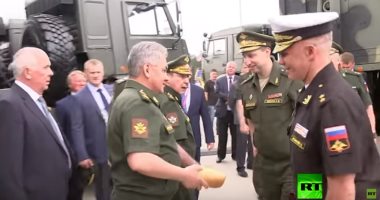 فيديو.. وزير الدفاع الروسى يحمل رغيف خبز خلال جولة له.. اعرف السبب