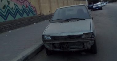 سيارة بدون لوحات معدنية متروكة منذ فترة أمام نادى الطيران بمصر الجديدة