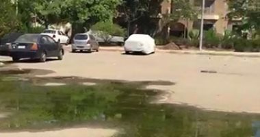 فيديو.. انتشار مياه المجارى بجارج سيارات فى المنطقة الثالثة إسكان الشباب
