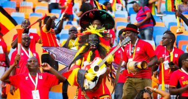 بقناع "الغوريلا" جماهير أوغندا تؤازر منتخبها أمام زيمبابوى
