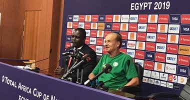 أمم أفريقيا 2019.. مدرب نيجيريا يشيد بخبرات لاعبيه فى حسم لقاء غينيا 