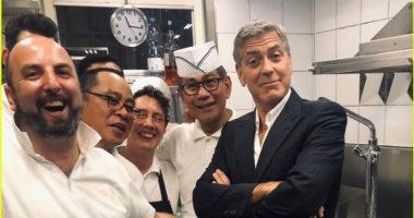 صور جورج كلونى فى مطبخ أحد مطاعم إيطاليا.. اعرف السبب