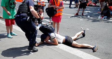 الشرطة الفرنسية تسحل متظاهرين خلال احتجاجهم ضد مخاطر التغير المناخى..صور