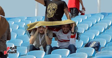 صور.. سجادة الصلاة وسيلة الجماهير للحماية من الشمس فى مباراة تونس ومالى