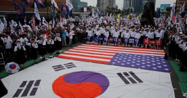 صور.. مسيرة فى كوريا الجنوبية تحتفى بزيارة ترامب إلى سول