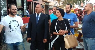 نائب محافظ القاهرة يتفقد مشروع "شارع مصر" بالنزهة ويلتقى الشباب