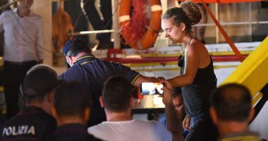الشرطة الإيطالية تعتقل قبطان سفينة لإنقاذ المهاجرين فى لامبيدوسا ..صور