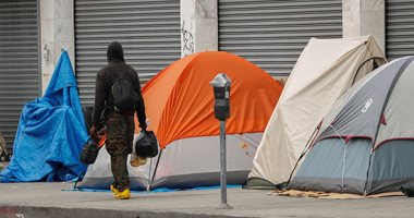 صور.. أكثر من 60 ألف مشرد يفترشون شوارع لوس أنجلوس لعدم وجود مأوى لهم