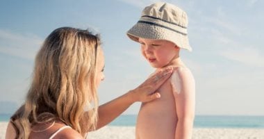 كيف تحمى طفلك من أشعة الشمس الحارقة خلال إجازة الصيف على الشاطئ؟ 