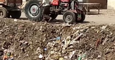 صور.. شكوى من إلقاء القمامة فى بحر قرية بهنباى بمحافظة الشرقية