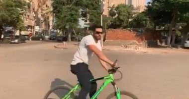 فيديو..  حسن الرداد يتجول فى شوارع القاهرة "على العجلة"