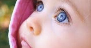 هل الأطفال جميعا يولدون بعيون زرقاء؟.. اعرف الحقيقة وسبب تغير لون العين 