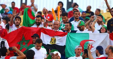 جماهير الجزائر تساند المغاربة أمام جنوب أفريقيا.. صور 