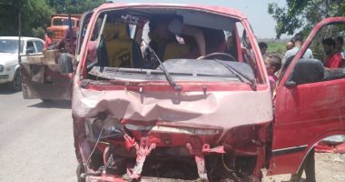 سقوط سيارة ميكروباص محملة بالركاب فى ترعة الزمر دون إصابات.. صور
