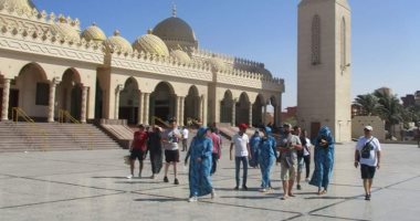 صور.. الأفواج السياحية تزور مسجد الميناء الكبير فى الغردقة