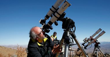 هواة الفلك والعلماء ينصبون تليسكوباتهم فى تشيلى انتظارا لكسوف الشمس