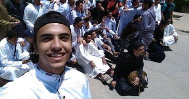 طلاب ثانوية عامة فى حلوان يحتفلون بانتهاء الامتحانات على طريقتهم الخاصة