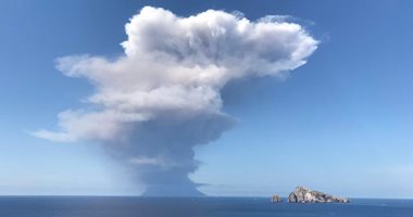 تجدد ثوران بركان سترومبولى فى إيطاليا وتصاعد كثيف للأدخنة فى سماء الجزيرة