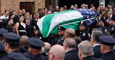 صور.. المئات بنيويورك يشيعون جثمان محقق كافح لصرف تعويضات لضحايا هجمات سبتمبر