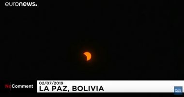 شاهد.. البوليفيون يصطفون لرؤية لمحات من كسوف الشمس