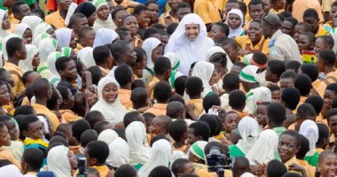أمين عام رابطة العالم الإسلامي يدشن حزمة من المشاريع الصحية والتعليمية ورعاية الأيتام فى غانا