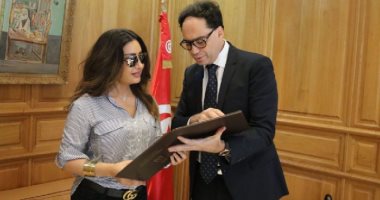 لطيفة تشن هجوما على وزير الثقافة التونسى وتطالبه برد حول إلغاء حفلاتها