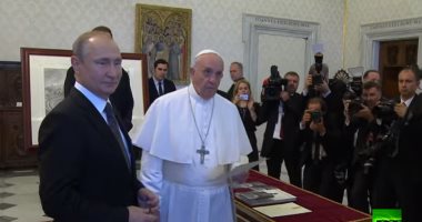 شاهد ..الرئيس الروسى بوتين يتبادل الهدايا التذكارية مع بابا الفاتيكان