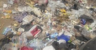 القمامة ومخلفات الأسواق تغلق مدخل شارع بإمبابة