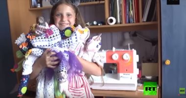 فيديو.. طفلة تصنع وتبيع الدمى لتأمين علاج زميلها من السرطان
