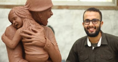 "بيضحوا بنفسهم علشانا".. طالب بجامعة المنيا ينحت تمثالا لجندى يدافع عن طفلة