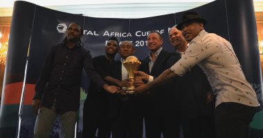 صور.. الخطيب وإمام وكانو وإيتو يلتقطون صور تذكارية مع كأس أفريقيا