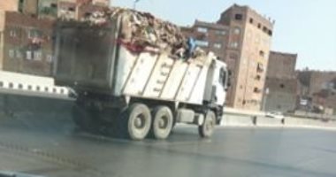 قارئ يشارك بصور لسقوط القمامة من سيارة نقل أعلى الدائرى