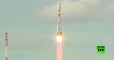 شاهد إطلاق صاروخ روسى يحمل 33 قمرا صناعيا إلى الفضاء