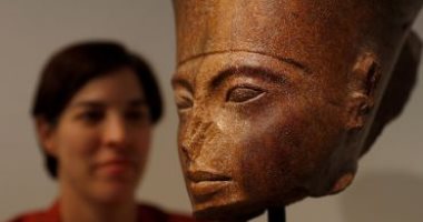 "الجارديان" تبرز دعوة مصر للانتربول لتعقب تمثال رأس توت عنخ آمون