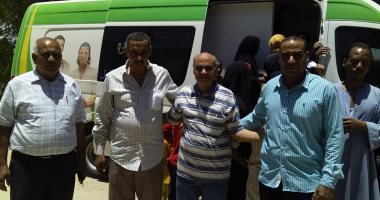 صور.. رئيس مدينة الزينية يتفقد أعمال القافلة الطبية من وزارة الصحة بوحدة جاد الكريم