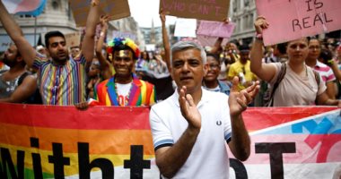 صور.. صادق خان عمدة لندن يشارك فى مسيرة للمثليين