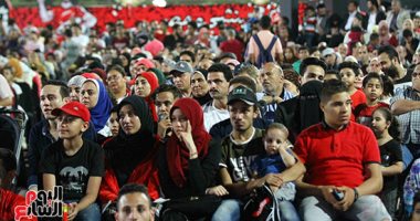 صور.. الجماهير تتابع مباراة مصر فى مركز شباب الجزيرة عبر "تايم سبورت"