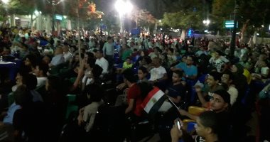 صور.. الآلاف أمام شاشات عرض مباراة المنتخب بنادى المنيا الرياضى